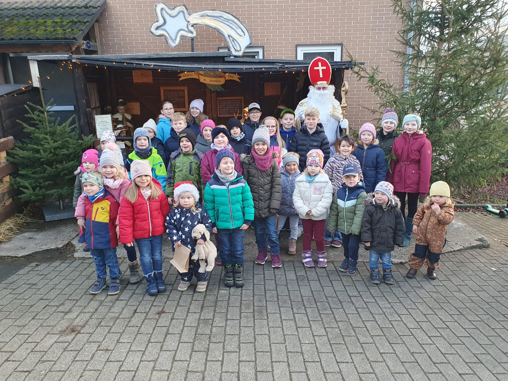 Großentaft: 16 neue Kolpingmitglieder beim Nikolaus an der Krippe